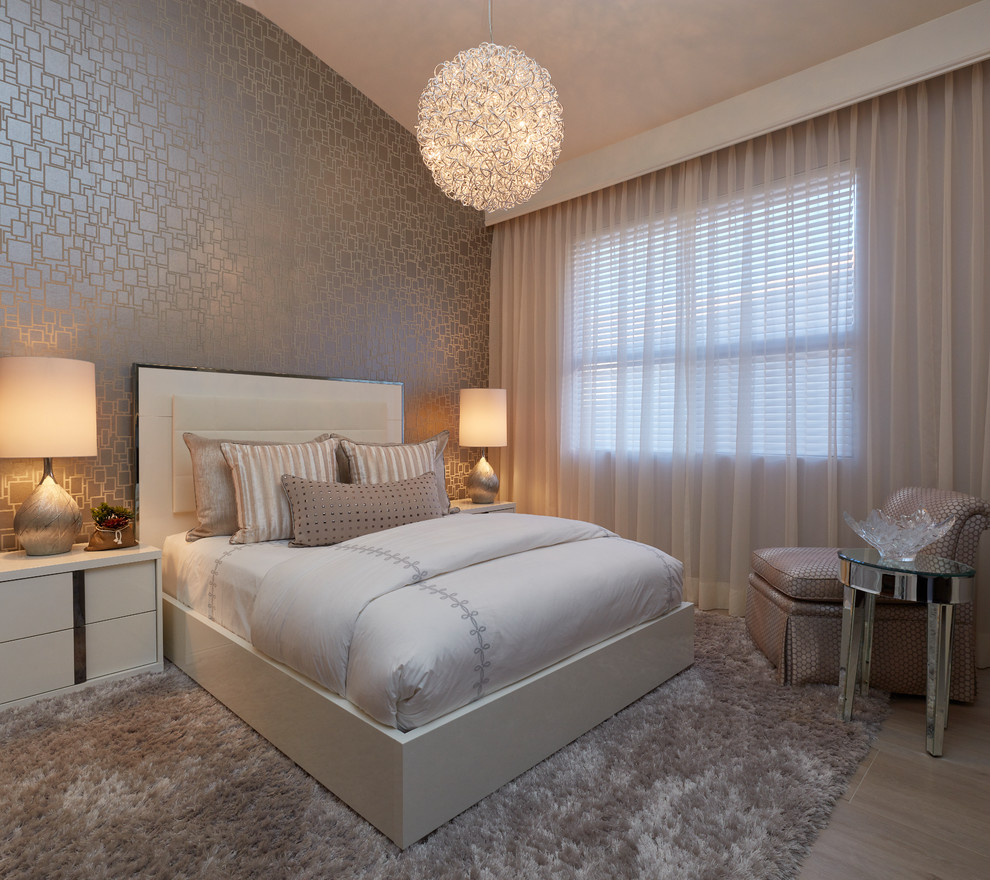 Mittelgroßes Modernes Schlafzimmer ohne Kamin mit beiger Wandfarbe, Porzellan-Bodenfliesen und beigem Boden in Miami