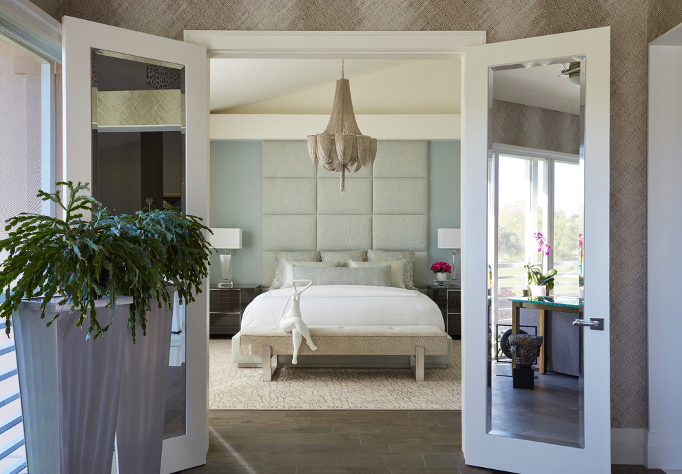 Foto de dormitorio principal contemporáneo de tamaño medio sin chimenea con suelo marrón, paredes azules y suelo de madera oscura