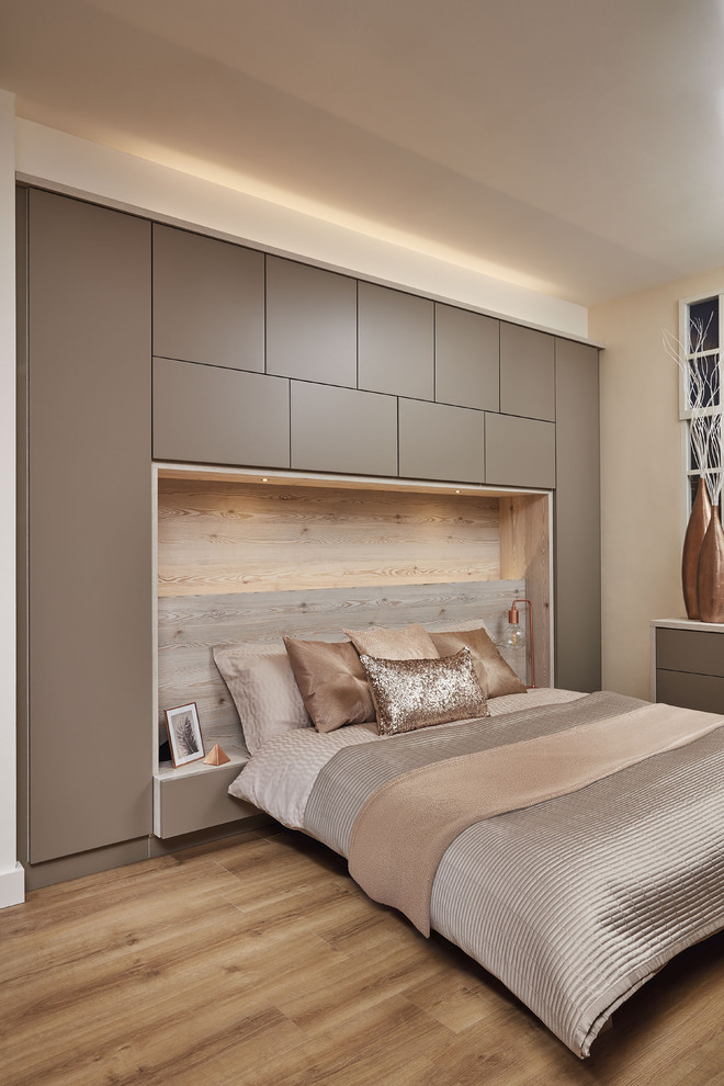 Mittelgroßes Modernes Hauptschlafzimmer mit beiger Wandfarbe und braunem Boden in London