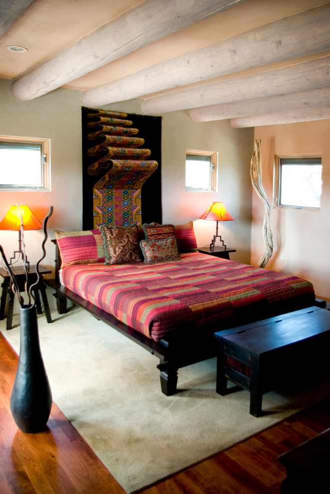 Idéer för ett eklektiskt sovrum, med beige väggar och mellanmörkt trägolv