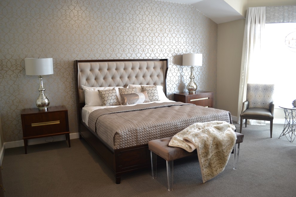 Exemple d'une chambre tendance de taille moyenne avec un mur beige et un sol beige.