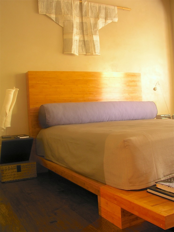 Идея дизайна: гостевая спальня среднего размера, (комната для гостей) в восточном стиле с темным паркетным полом и белыми стенами без камина