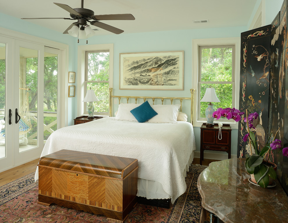 Imagen de dormitorio principal rústico de tamaño medio con paredes azules y suelo de madera oscura