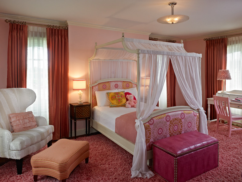 Источник вдохновения для домашнего уюта: спальня в средиземноморском стиле с розовыми стенами и ковровым покрытием