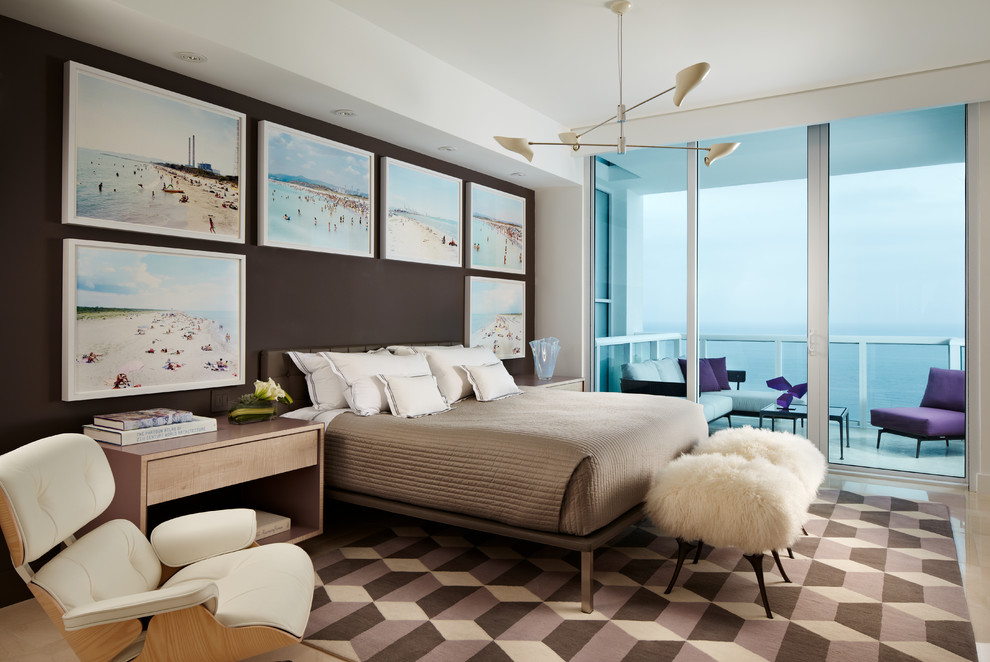 Идея дизайна: спальня в морском стиле с коричневыми стенами и акцентной стеной