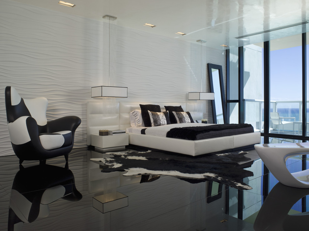 Modernes Schlafzimmer mit schwarzem Boden in Miami