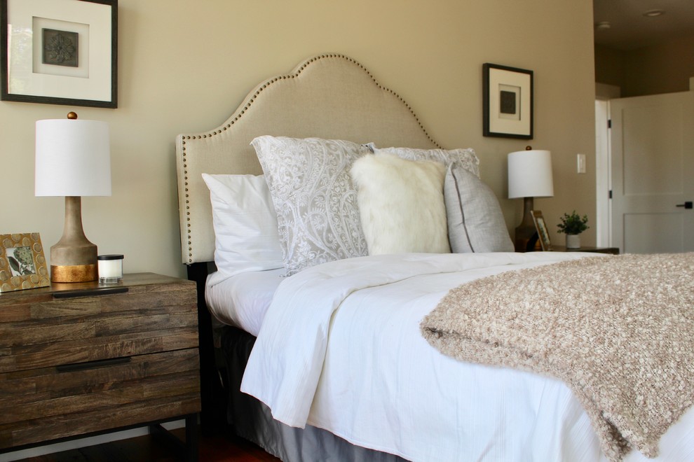 Mittelgroßes Landhaus Hauptschlafzimmer mit weißer Wandfarbe, braunem Holzboden und braunem Boden in Boston