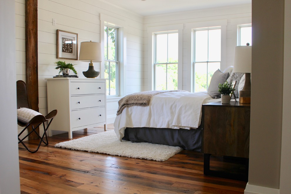 Mittelgroßes Country Hauptschlafzimmer mit weißer Wandfarbe, braunem Holzboden und braunem Boden in Boston