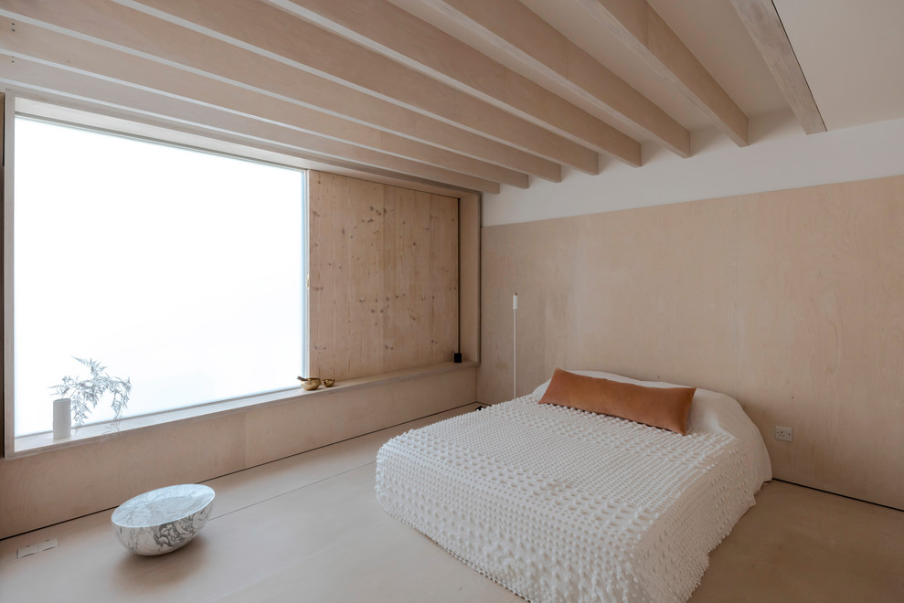 Réalisation d'une chambre design avec un mur blanc, un sol en contreplaqué et un sol beige.