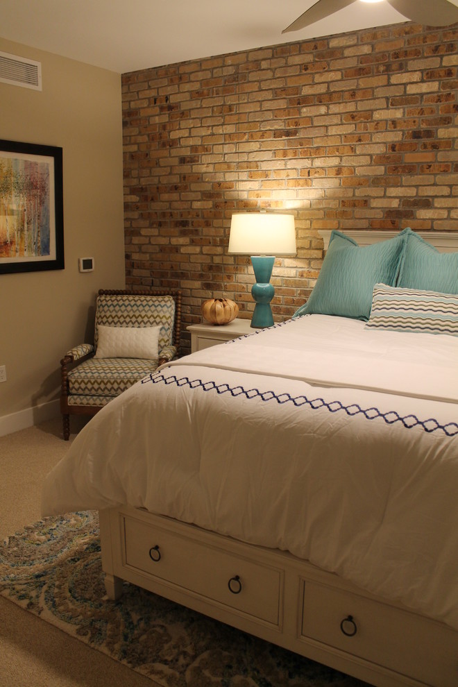 Пример оригинального дизайна: гостевая спальня (комната для гостей) в стиле лофт с бежевыми стенами, ковровым покрытием и бежевым полом без камина