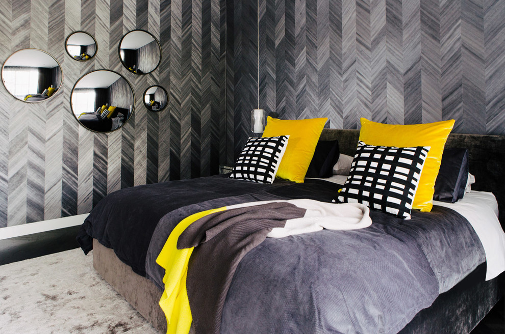 На фото: спальня в современном стиле с серыми стенами и темным паркетным полом без камина