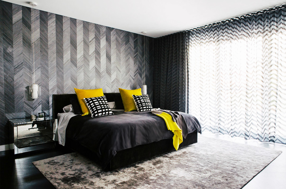 Foto di una camera da letto design con pareti grigie, parquet scuro e nessun camino