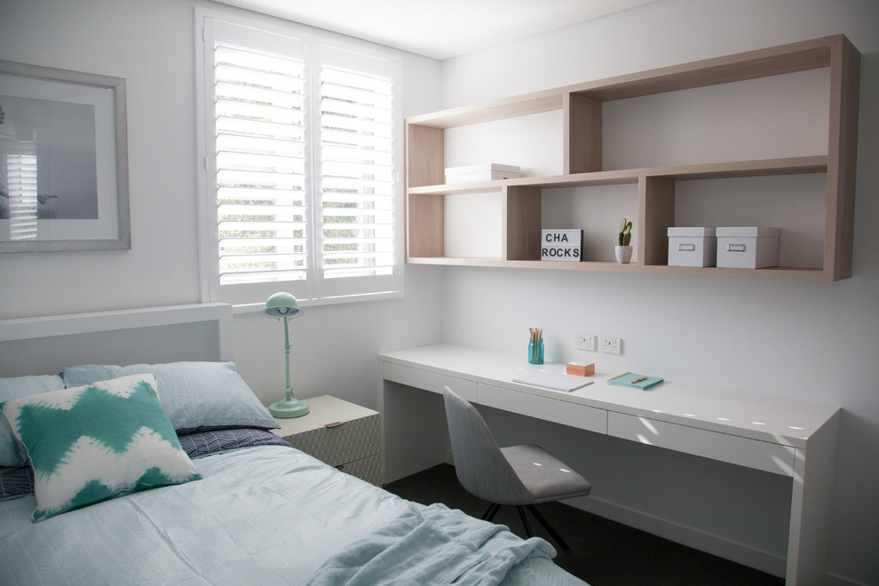 Idée de décoration pour une petite chambre avec moquette design avec un mur blanc et un sol gris.