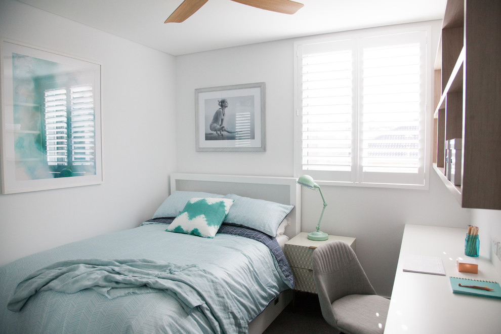 Esempio di una piccola camera da letto contemporanea con pareti bianche, moquette e pavimento grigio