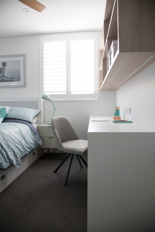 Imagen de dormitorio contemporáneo pequeño con paredes blancas, moqueta y suelo gris