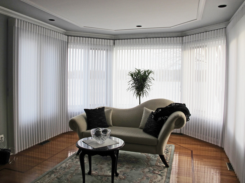 Großes Klassisches Hauptschlafzimmer mit grauer Wandfarbe, braunem Holzboden und braunem Boden in Montreal