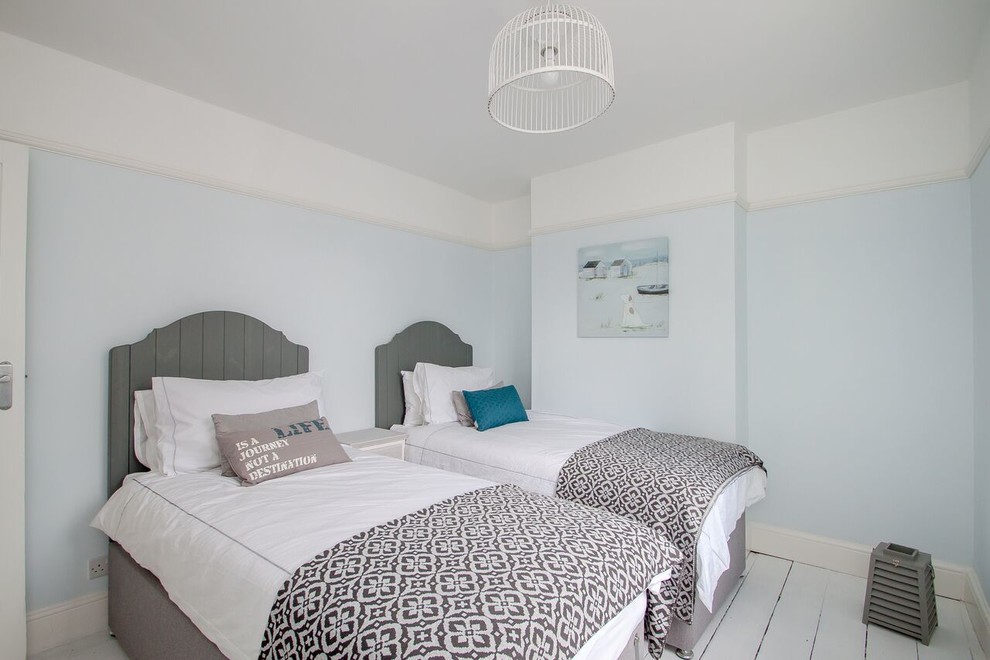 Idée de décoration pour une petite chambre marine avec un mur bleu, parquet peint et un sol blanc.