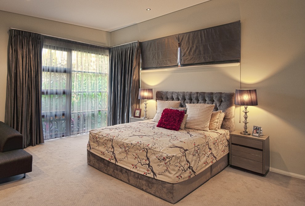 Foto de dormitorio principal contemporáneo de tamaño medio sin chimenea con paredes beige, moqueta y suelo beige