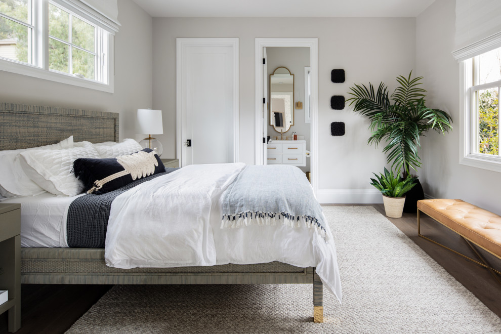 サンフランシスコにある広いトランジショナルスタイルのおしゃれな主寝室 (グレーの壁、無垢フローリング、ベージュの床) のインテリア