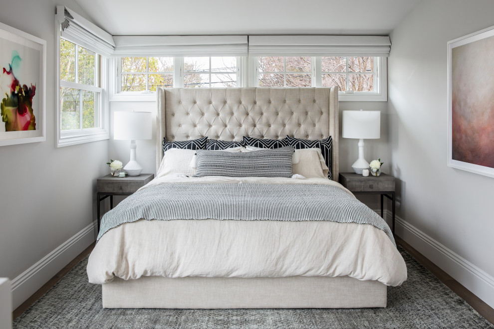 Ejemplo de dormitorio principal clásico renovado de tamaño medio con paredes grises, suelo de madera en tonos medios y suelo marrón