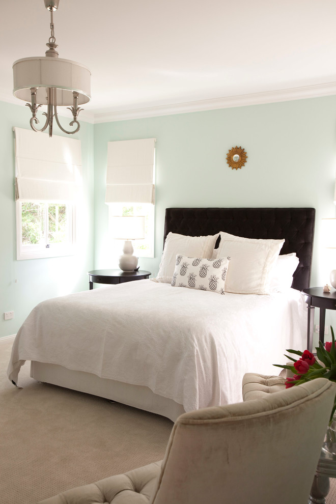 Imagen de dormitorio principal clásico renovado de tamaño medio sin chimenea con paredes verdes y moqueta