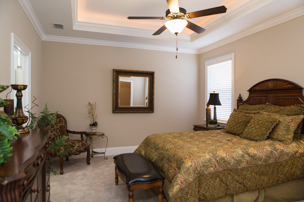 Mittelgroßes Uriges Schlafzimmer ohne Kamin mit beiger Wandfarbe und Teppichboden in Atlanta