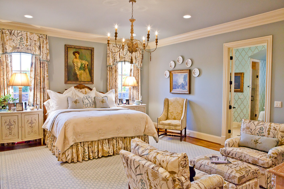 Стильный дизайн: хозяйская спальня в классическом стиле с синими стенами - последний тренд