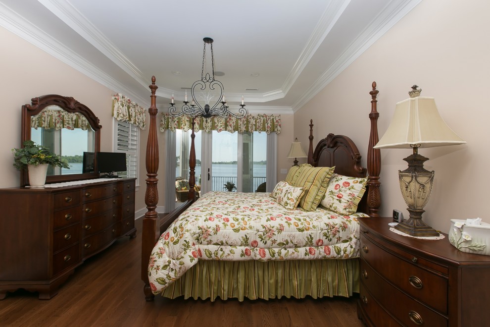 Свежая идея для дизайна: хозяйская спальня в классическом стиле с розовыми стенами, паркетным полом среднего тона, коричневым полом и многоуровневым потолком - отличное фото интерьера