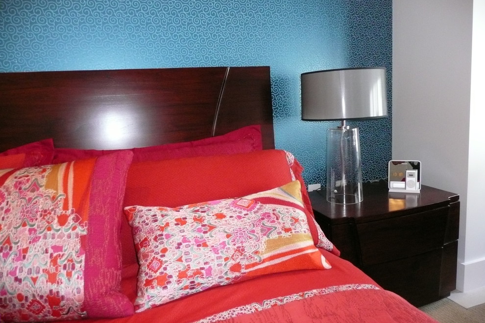 Modelo de dormitorio principal ecléctico de tamaño medio con paredes azules y moqueta