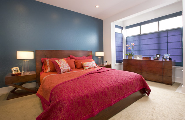 サンフランシスコにある中くらいなエクレクティックスタイルのおしゃれな主寝室 (青い壁、カーペット敷き) のレイアウト