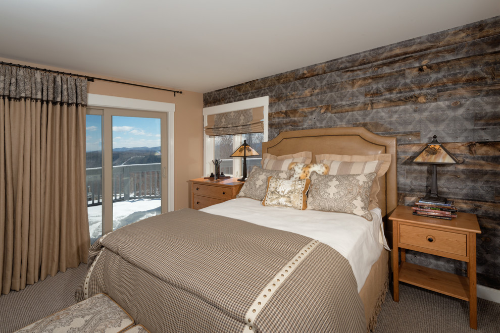 Imagen de habitación de invitados rural de tamaño medio con paredes beige, moqueta y suelo beige