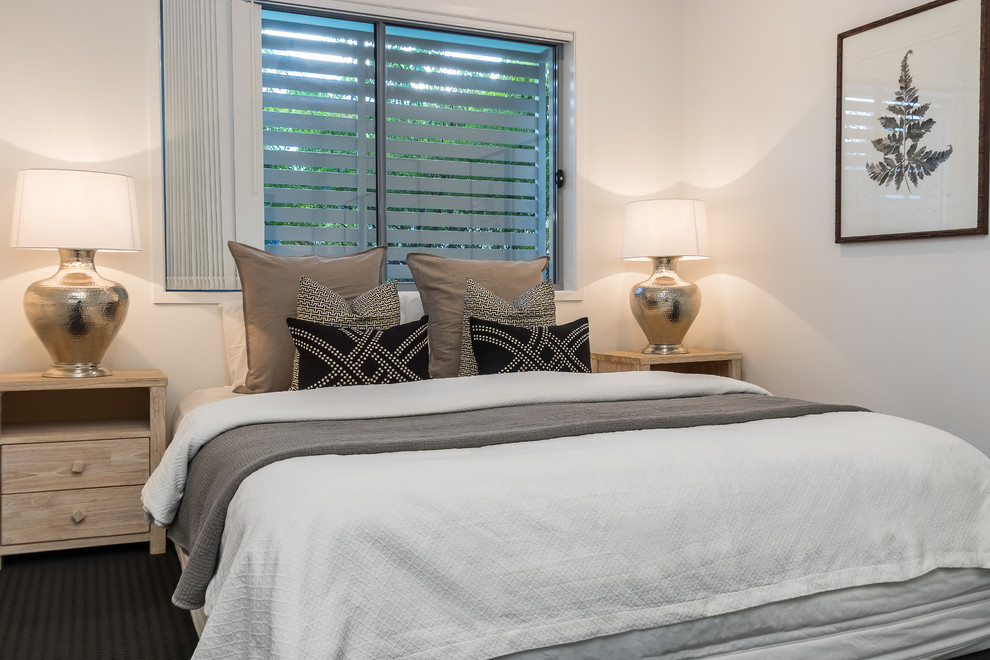 Modernes Schlafzimmer mit weißer Wandfarbe, Teppichboden und schwarzem Boden in Brisbane