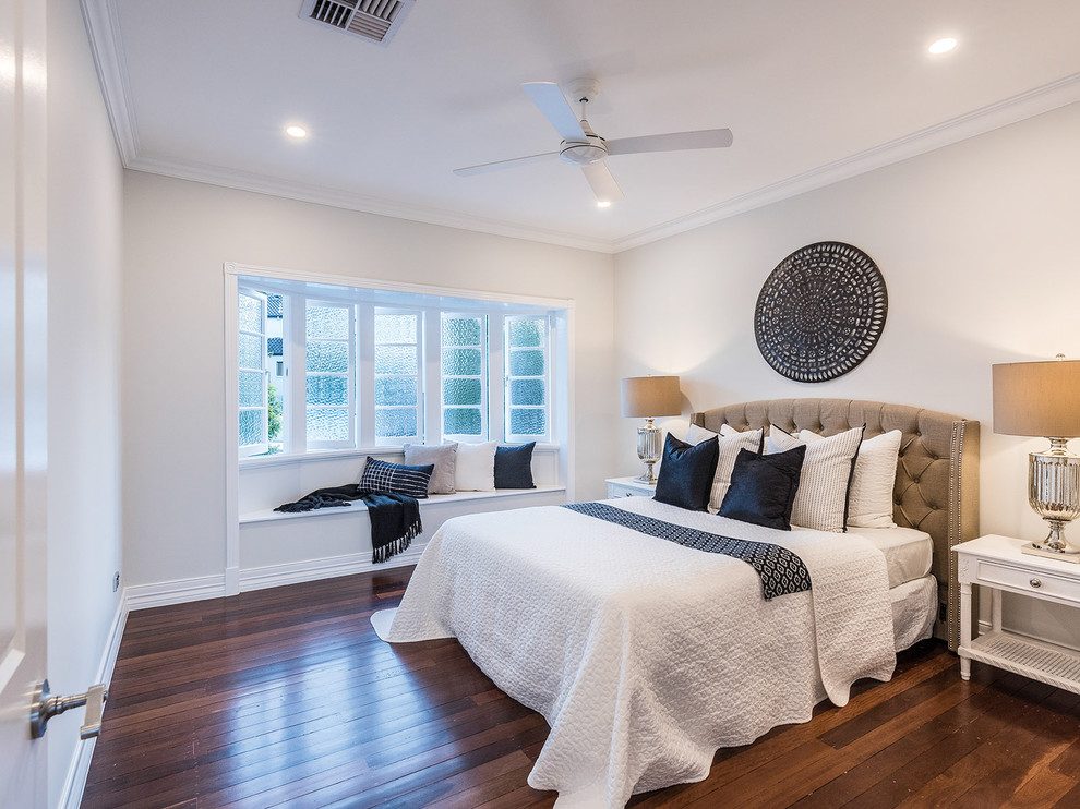 Modelo de habitación de invitados costera con paredes blancas, suelo de madera oscura y suelo marrón