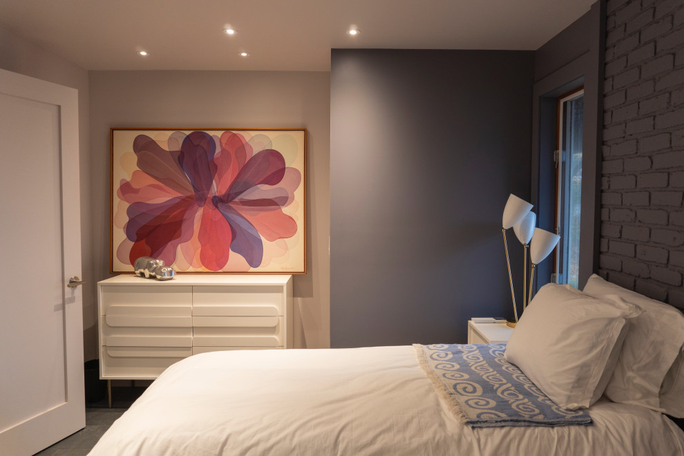 Свежая идея для дизайна: маленькая гостевая спальня (комната для гостей) в стиле модернизм с фиолетовыми стенами, полом из керамической плитки и серым полом для на участке и в саду - отличное фото интерьера