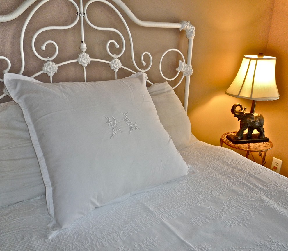 Foto di una camera da letto stile shabby di medie dimensioni con pareti beige