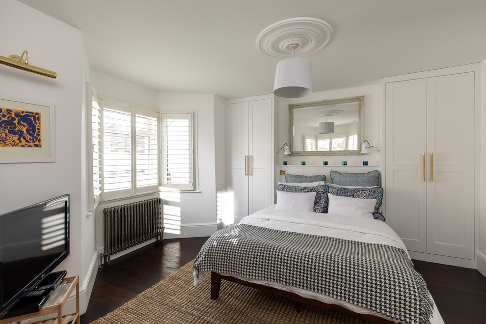 Diseño de habitación de invitados clásica de tamaño medio con paredes blancas, suelo de madera oscura y suelo negro