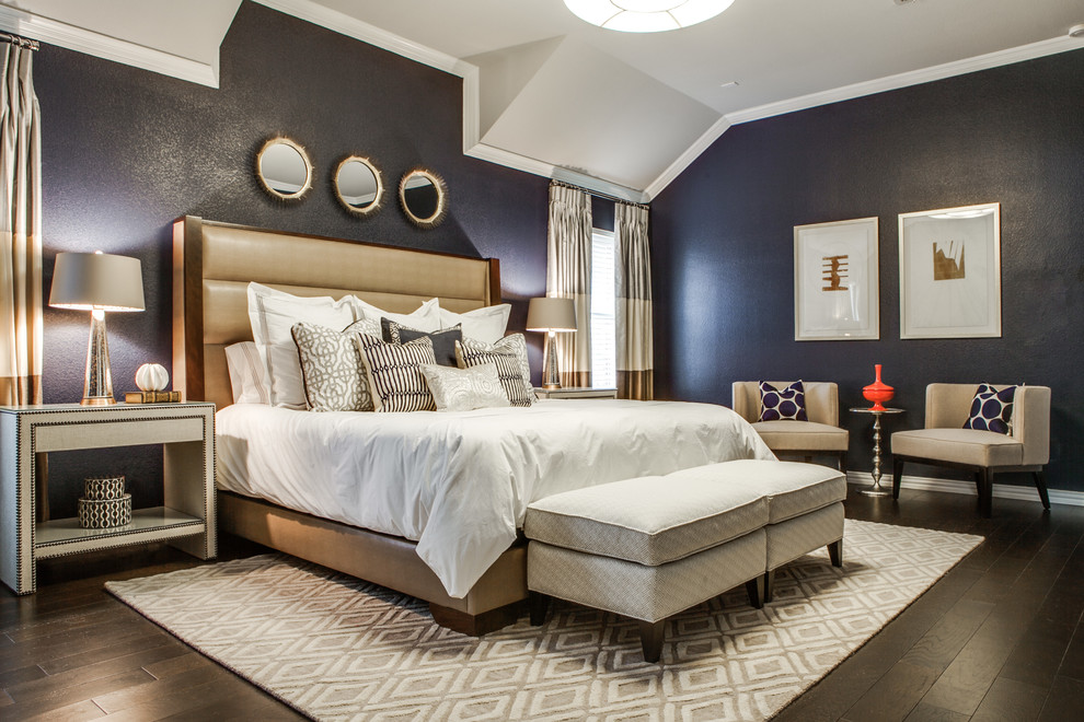 Großes Klassisches Hauptschlafzimmer ohne Kamin mit blauer Wandfarbe und dunklem Holzboden in Dallas