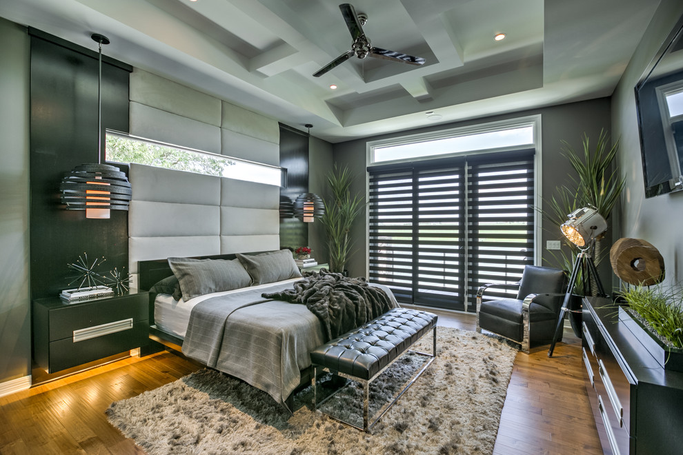 На фото: хозяйская спальня в современном стиле с серыми стенами и светлым паркетным полом