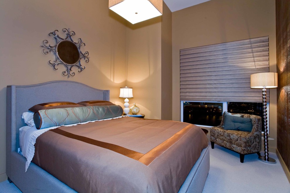 На фото: хозяйская спальня среднего размера в современном стиле с ковровым покрытием, серым полом и разноцветными стенами без камина