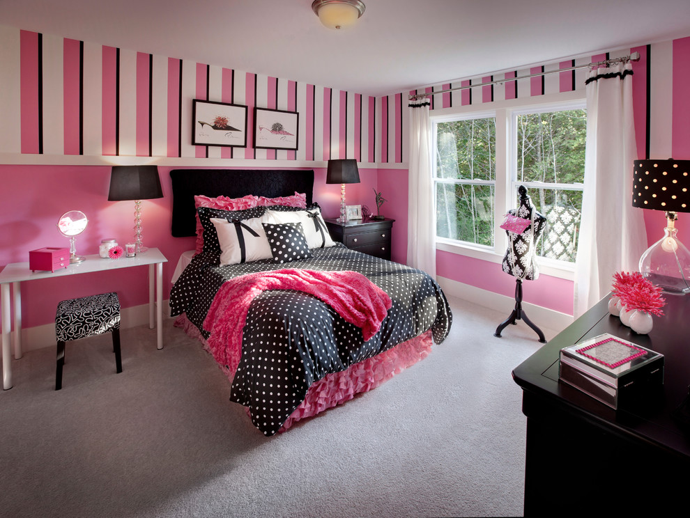 Bild på ett stort vintage gästrum, med rosa väggar och heltäckningsmatta
