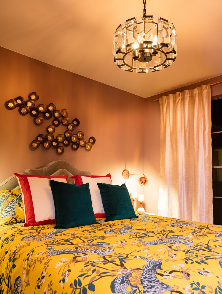 Mittelgroßes Eklektisches Hauptschlafzimmer ohne Kamin mit brauner Wandfarbe und Teppichboden in Orange County