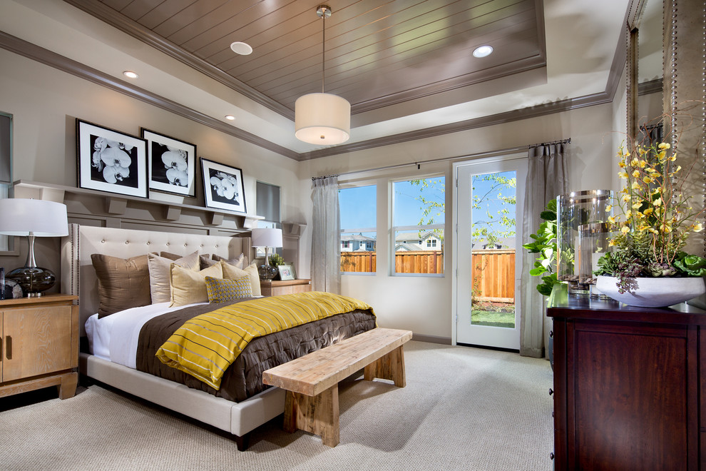 Ejemplo de dormitorio principal clásico renovado de tamaño medio sin chimenea con paredes beige, moqueta y suelo beige