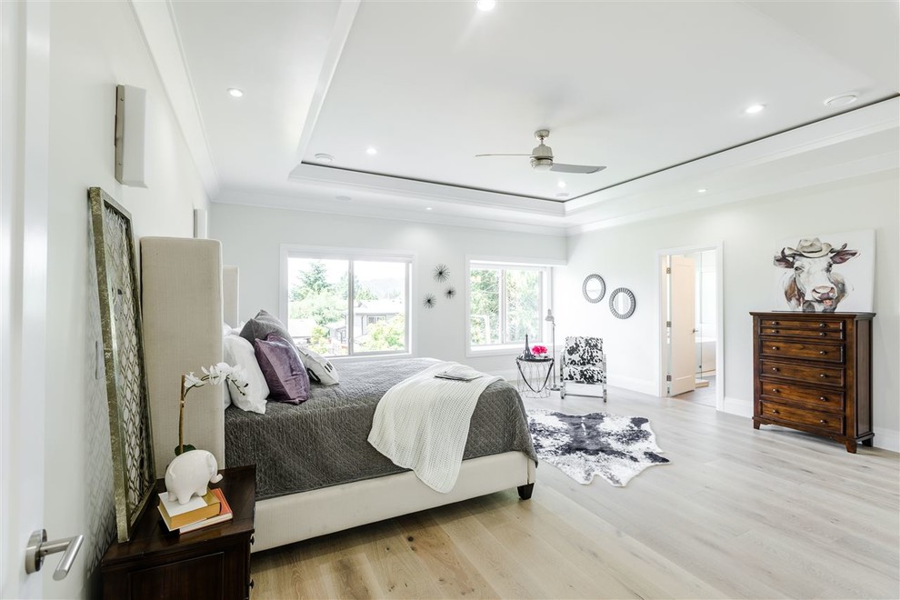 Idee per una camera matrimoniale minimalista con pavimento in legno massello medio e pavimento marrone