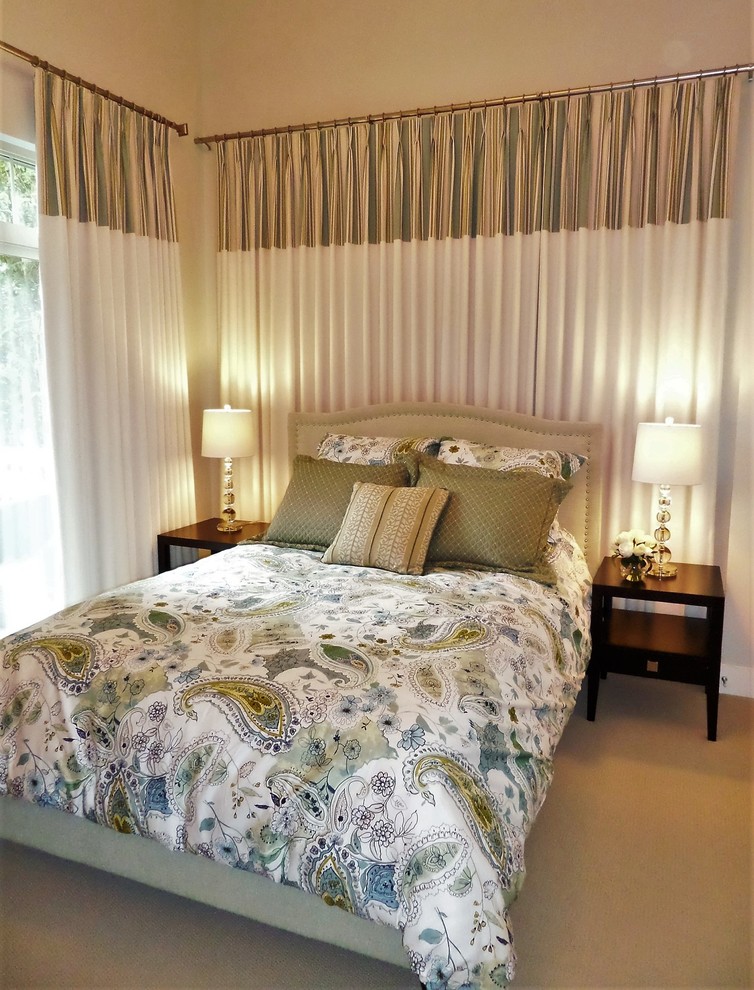 Imagen de habitación de invitados actual pequeña con paredes beige y moqueta