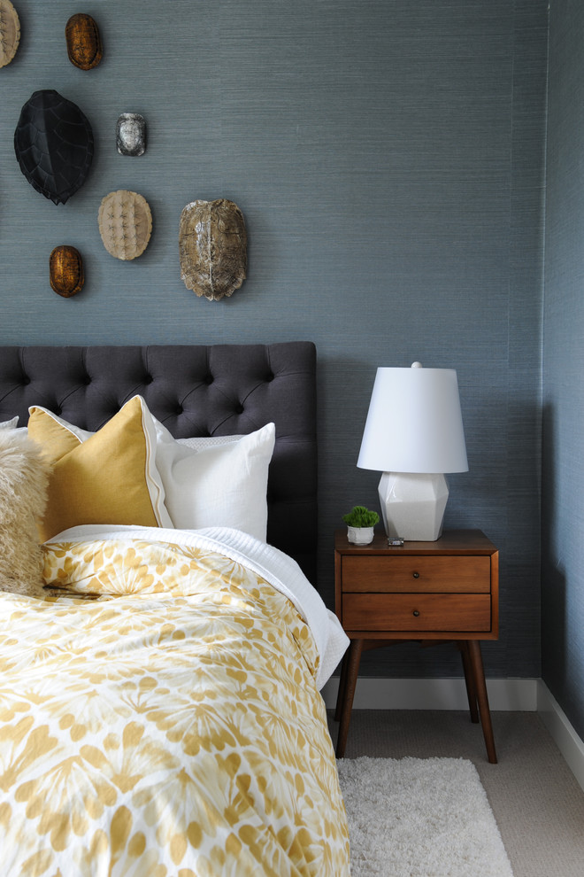 Источник вдохновения для домашнего уюта: маленькая хозяйская спальня в стиле ретро с синими стенами, ковровым покрытием и белым полом для на участке и в саду