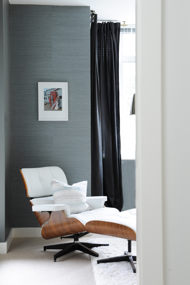 Стильный дизайн: маленькая хозяйская спальня в стиле ретро с синими стенами, ковровым покрытием и белым полом для на участке и в саду - последний тренд