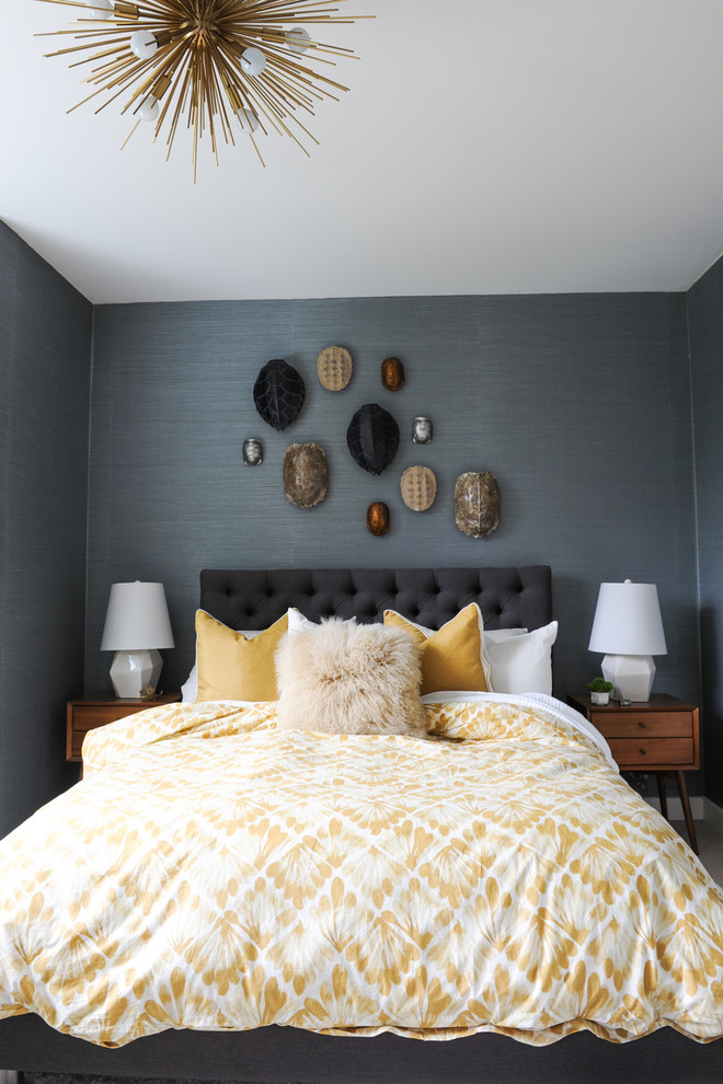 バンクーバーにある小さなミッドセンチュリースタイルのおしゃれな主寝室 (青い壁、カーペット敷き、白い床、グレーとクリーム色)