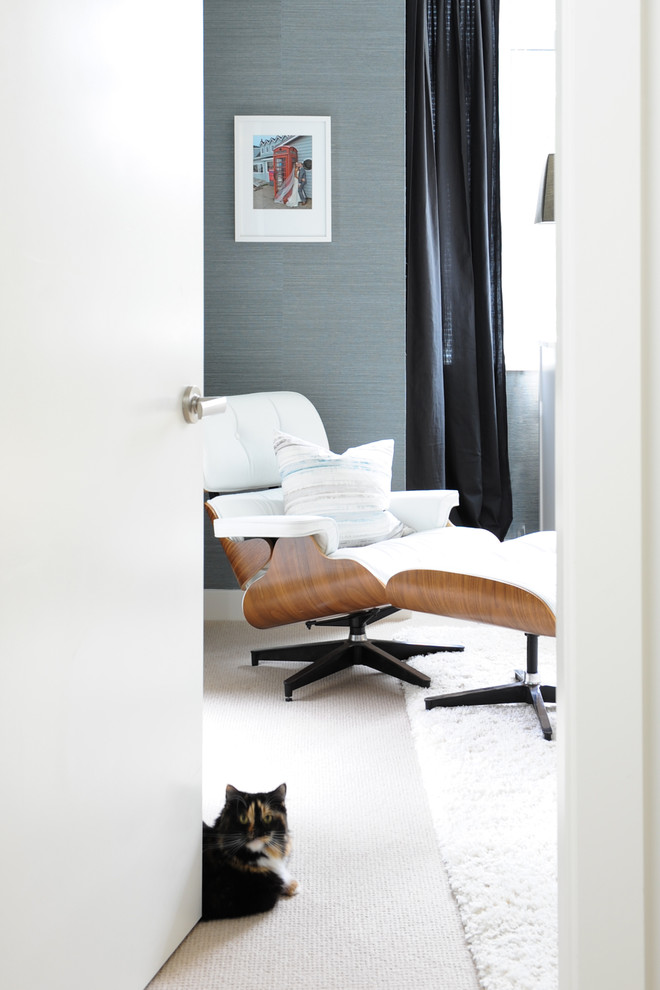 Свежая идея для дизайна: маленькая хозяйская спальня в стиле ретро с синими стенами, ковровым покрытием и белым полом для на участке и в саду - отличное фото интерьера