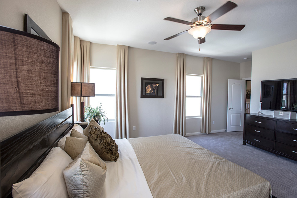Idee per una camera degli ospiti minimal di medie dimensioni con pareti beige, moquette, nessun camino e pavimento grigio