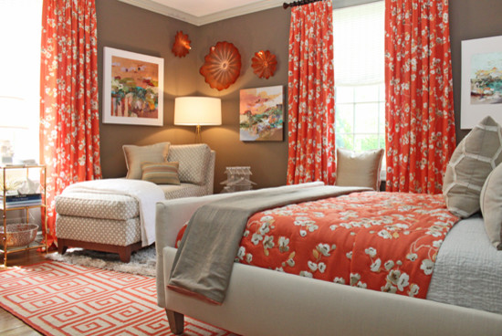 リッチモンドにある中くらいなコンテンポラリースタイルのおしゃれな主寝室 (茶色い壁、濃色無垢フローリング、暖炉なし)
